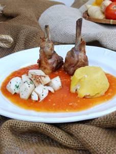 Coxas de Frango ao Molho de Tomates com Petit Gateau de Mandioquinha e Palmitos Salteados
