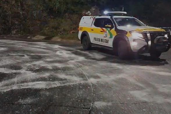 Vídeo: PMRv espalha sal na Serra do Rio do Rastro para evitar formação de gelo