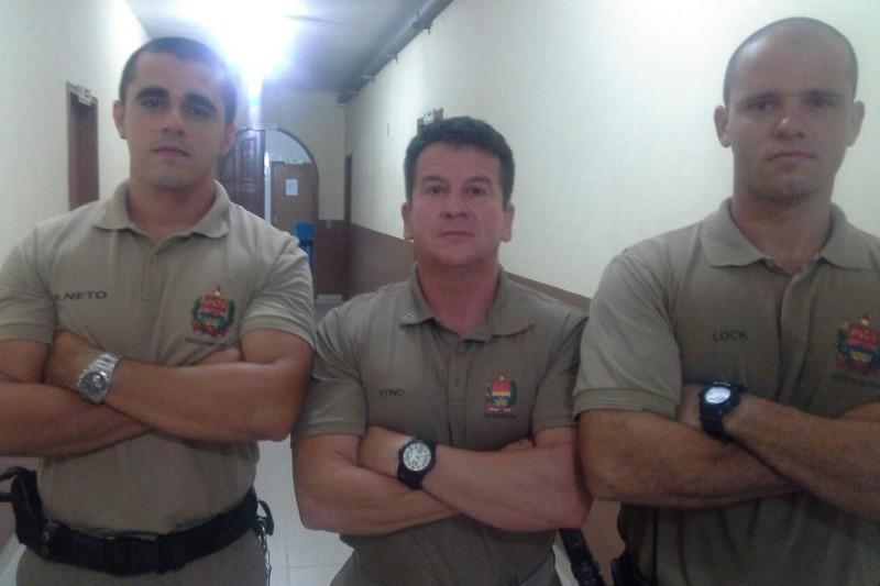 Policiais ajudam a salvar vida de jovem