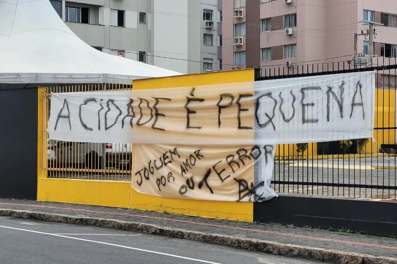 VÍDEO: com faixas espalhadas pelo HH, torcida do Criciúma protesta e pede: ‘chega de improvisação’