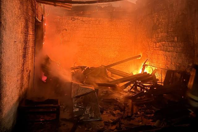Garagem é atingida por incêndio em Criciúma