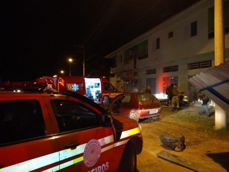 Após colisão traseira, carro capota e colide em ponto de ônibus