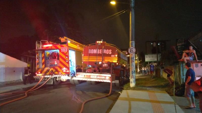 Incêndio atinge padaria na avenida Centenário, em Criciúma 