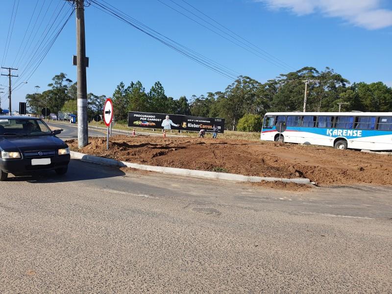 Prefeitura de Balneário Rincão constrói rótula de acesso ao bairro Lagoa dos Freitas