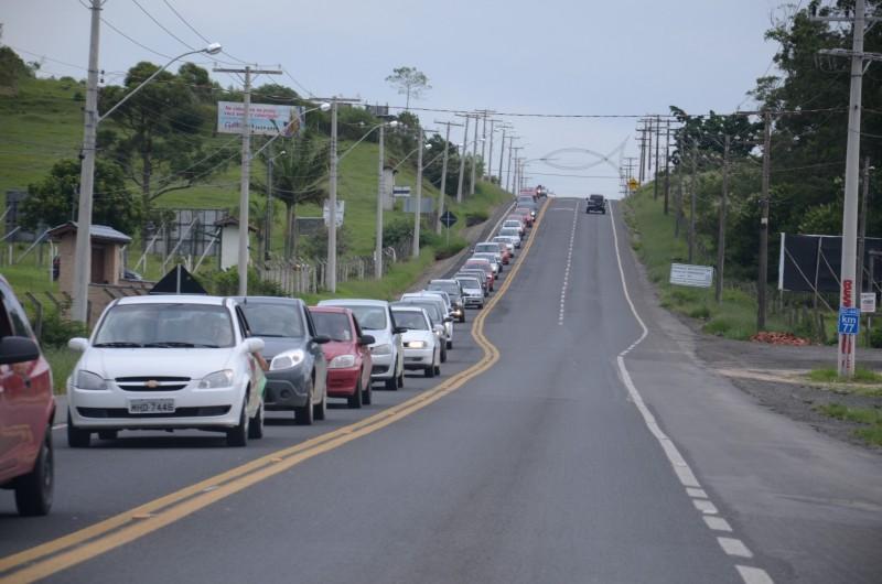 Motoristas enfrentam fila para chegar ao Balneário Rincão