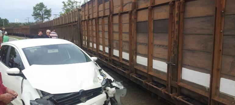 Idoso colide automóvel em trem