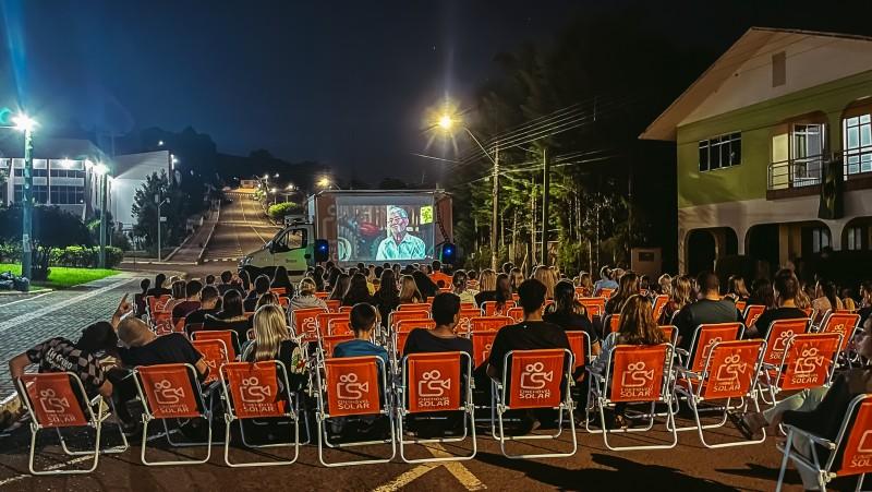 Siderópolis recebe cinema itinerante movido a energia solar com sessões gratuitas 