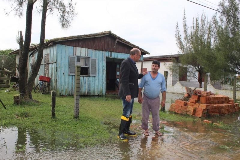 Defesa Civil vistoria estragos causados por temporal no Rincão