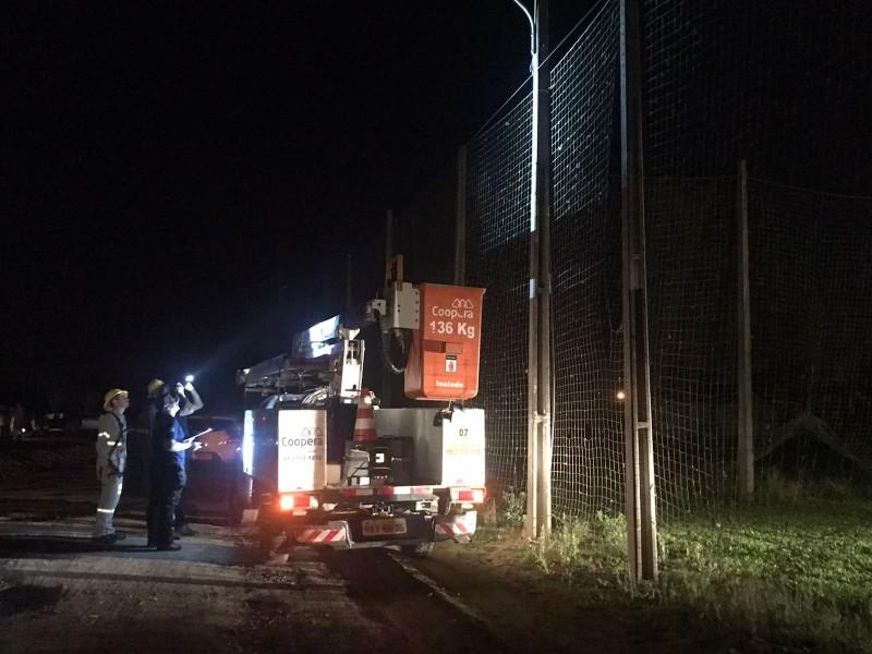 Adolescente morre após receber descarga elétrica em campo de futebol