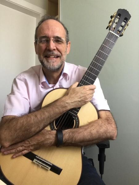 Voz e violão em live do projeto Quintas Culturais da Unesc