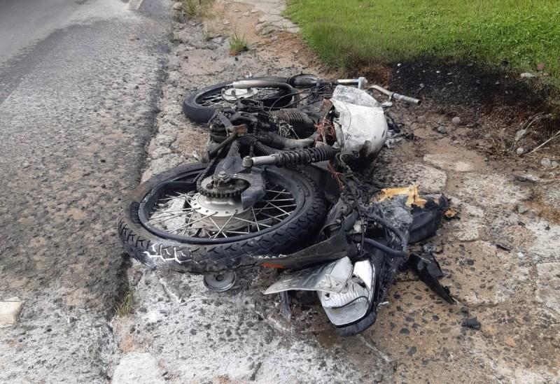Morre motociclista que teve 90% do corpo queimado após choque com caminhão em Orleans