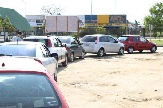 Motoristas fizeram fila para garantir gasolina livre de tributos, neste sábado 