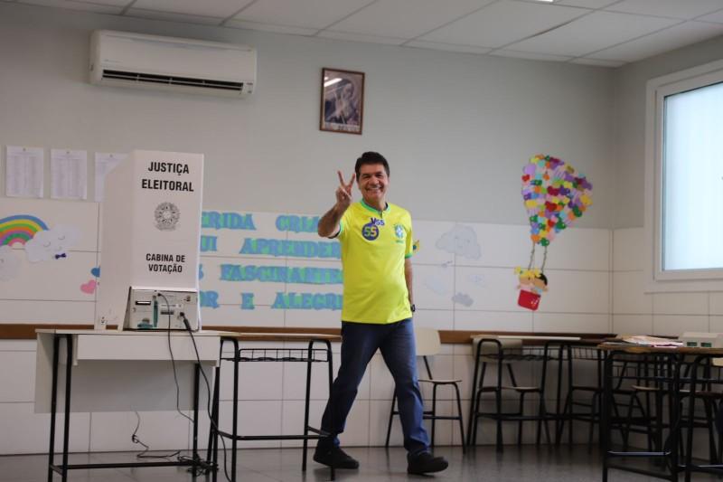 Acompanhado de familiares, prefeito afastado Clésio Salvaro vota em Criciúma 