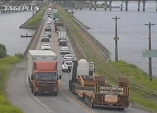 Congestionamento começa a se formar na BR-101, em Laguna