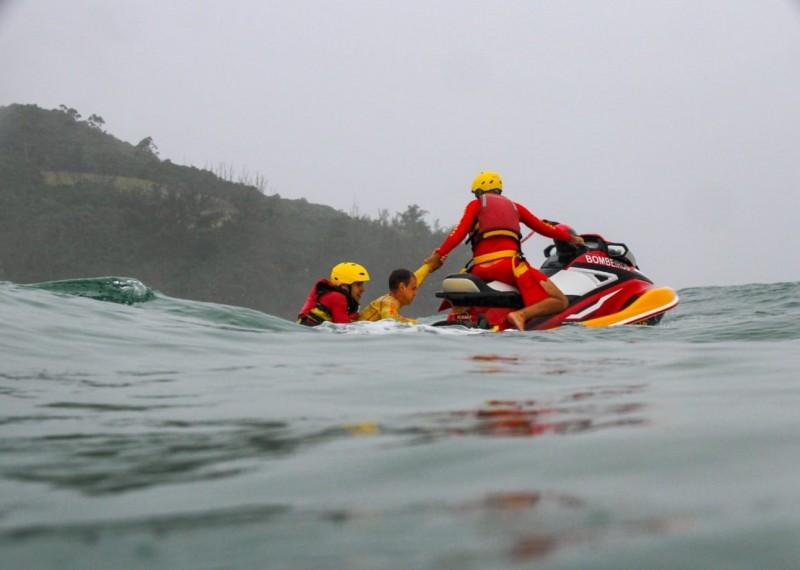 Laguna: onda atinge moto aquática e ocupantes à deriva são resgatados por bombeiros 