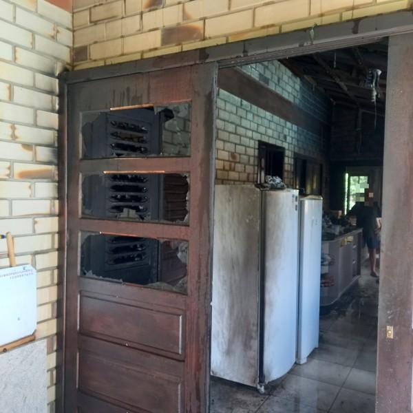 Morador combate princípio de incêndio em casa em Içara