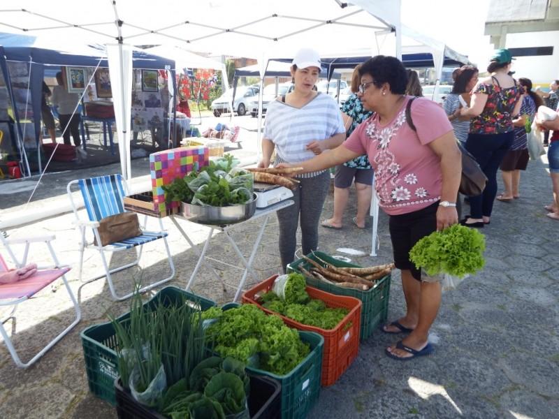 Feira Municipal de Agricultura e Artesanato incentiva expositores e conquista o público