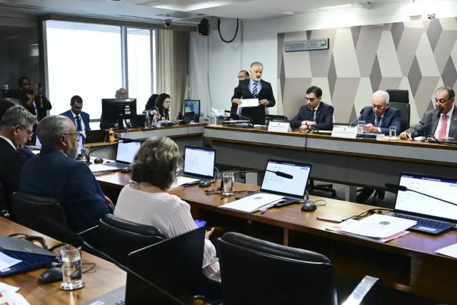 CCJ do Senado aprova PEC que acaba com jornada 6x1