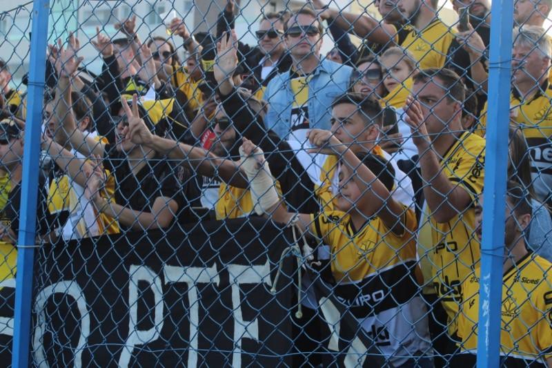 Galeria de fotos: torcida do Criciúma faz a festa nas arquibancadas do estádio Renato Silveira