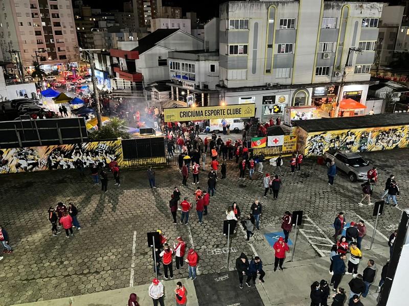 Torcedores colorados retornam ao Heriberto Hülse para ver de perto Internacional e Atlético-MG