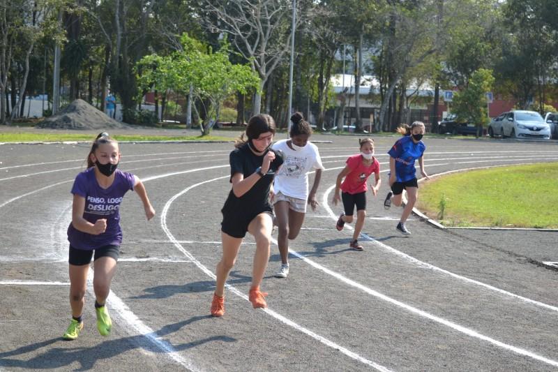 Alunos do Colégio Unesc se classificam para a próxima fase do atletismo nos Jesc