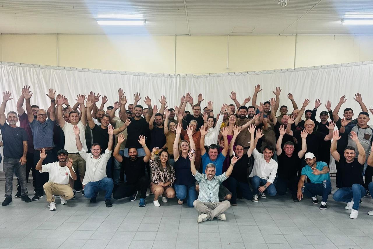 Diretores e Colaboradores do Grupo CR Confraterniza dia do Trabalho