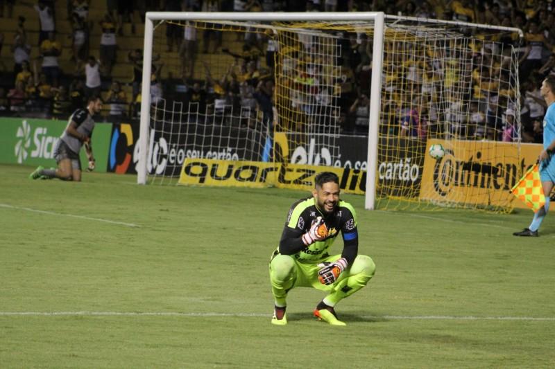 Luiz brilha nos pênaltis e Criciúma avança na Copa do Brasil