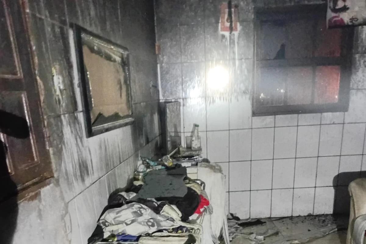 Casa é parcialmente destruída por incêndio