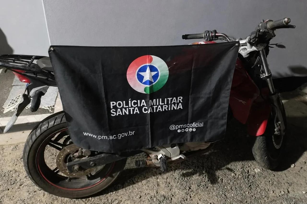 Fuga em alta velocidade termina com prisão de jovem e apreensão de motocicleta