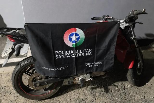 Fuga em alta velocidade termina com prisão de jovem e apreensão de motocicleta