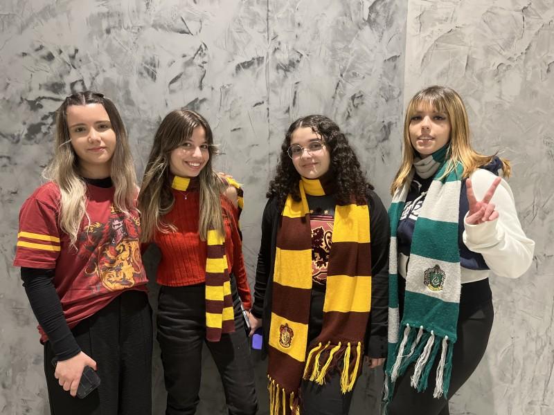 Magia e nostalgia: em sessões especiais, fãs de Harry Potter lotam salas de cinema em Criciúma 