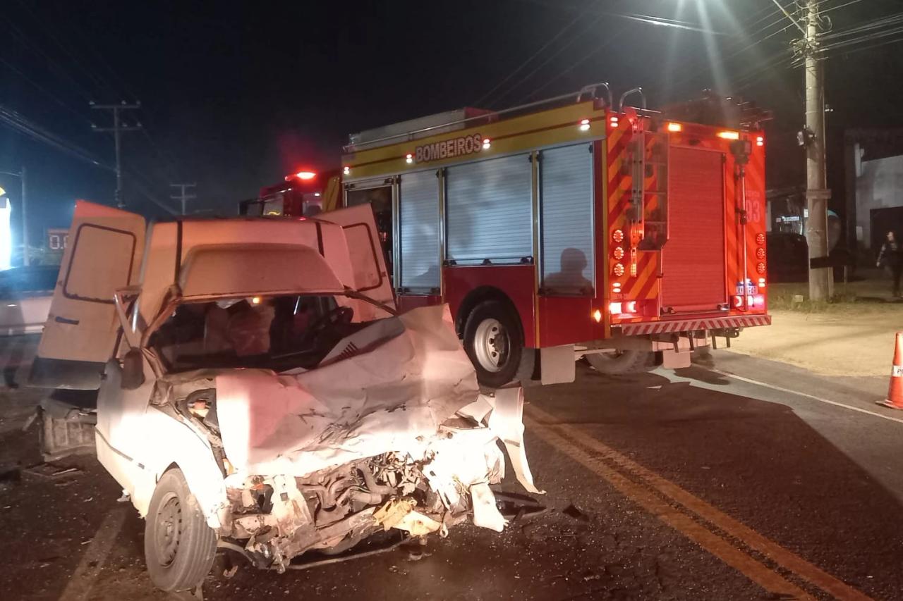 Fotos: colisão frontal entre dois carros deixa homens feridos na SC-445