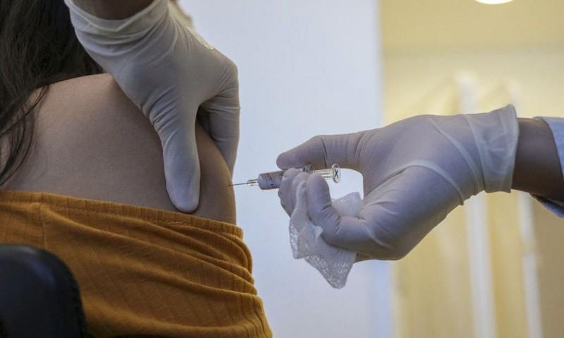 Pfizer e BioNTech dizem que sua vacina contra covid-19 é 90% eficaz