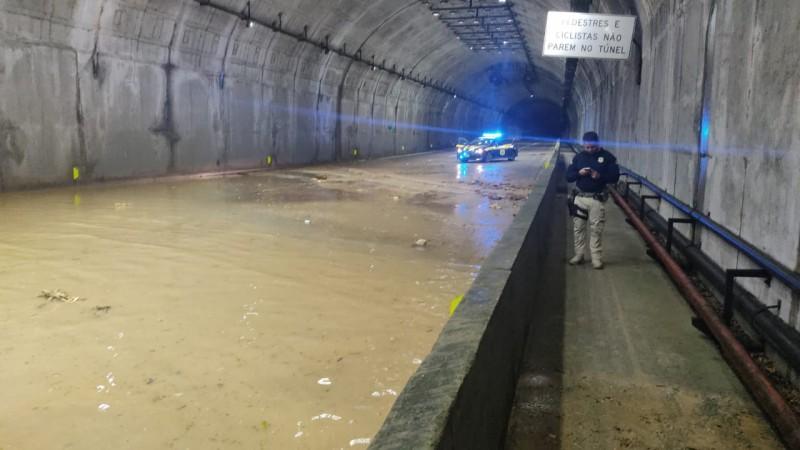 BR-101: deslizamento de terra provoca interdição de uma das faixas no túnel do Morro do Boi