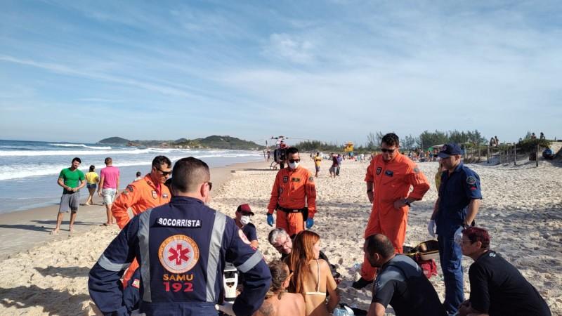 Homem morre afogado ao entrar no mar para surfar 