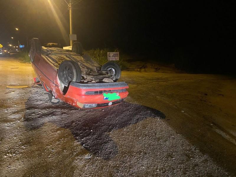 Motorista colide carro na traseira de outro veículo e capota na rodovia Genésio Mazon