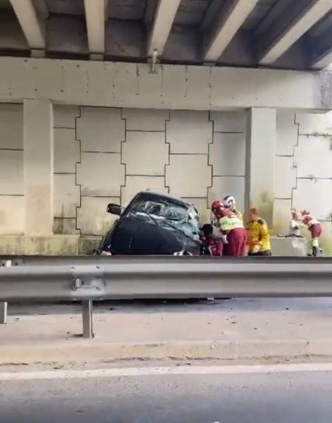 Bombeiros atendem acidente com vítima presa às ferragens