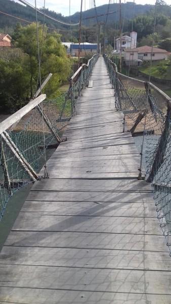 Jovem despenca de ponte pênsil e prefeitura agiliza reforma da estrutura