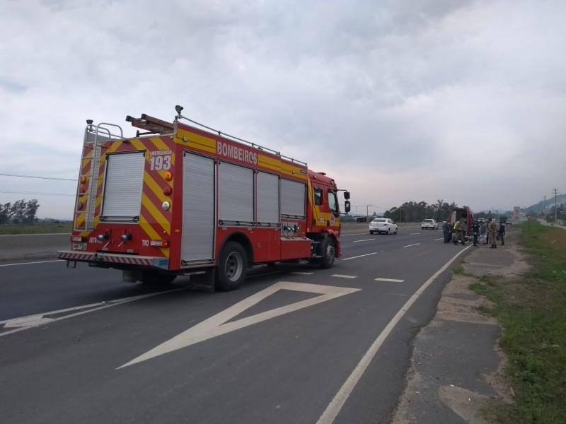 Motociclista e caroneira sofrem queda às margens da BR-101 