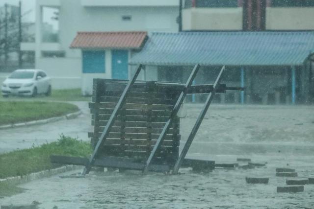 Defesa Civil contabiliza estragos em Jaguaruna após possível tsunami meteorológico; veja fotos