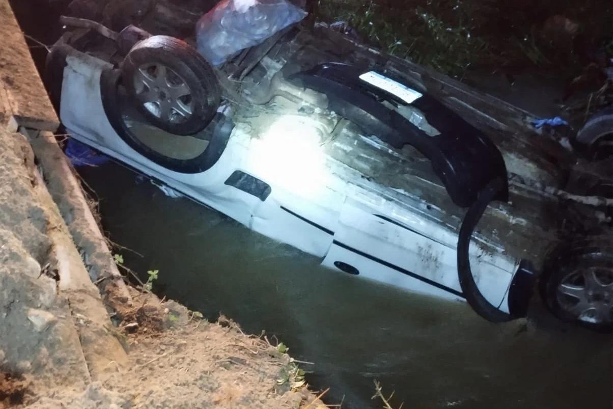 Motorista perde controle da direção e capota veículo em rio de Urussanga