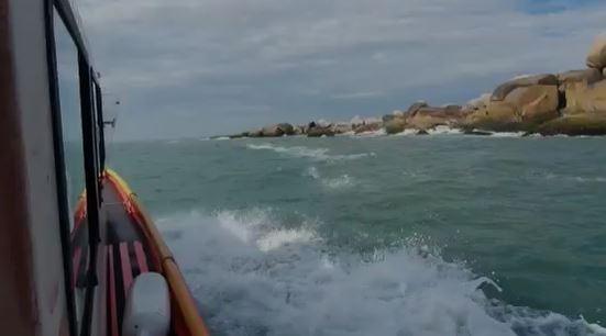 Molhes da Barra: buscas por jovem desaparecido são interrompidas pelo sexto dia após naufrágio