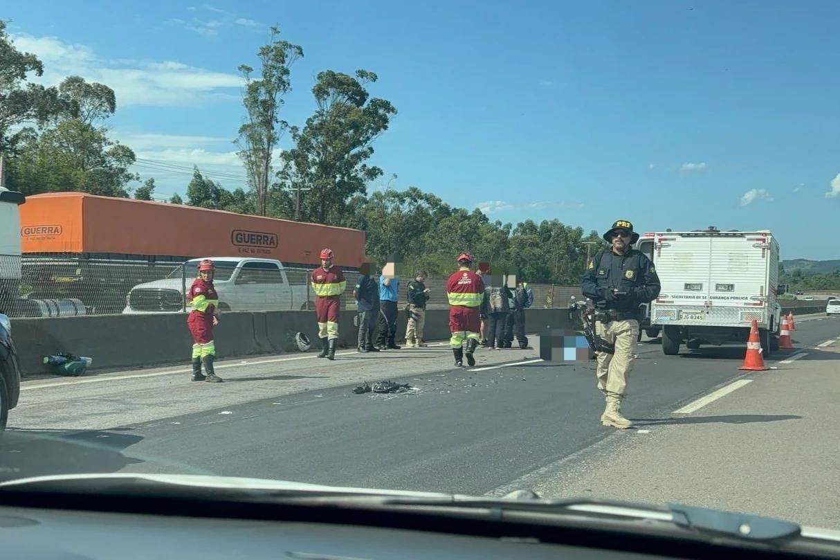 Motociclista morre após colisão traseira na BR-101 em Pescaria Brava