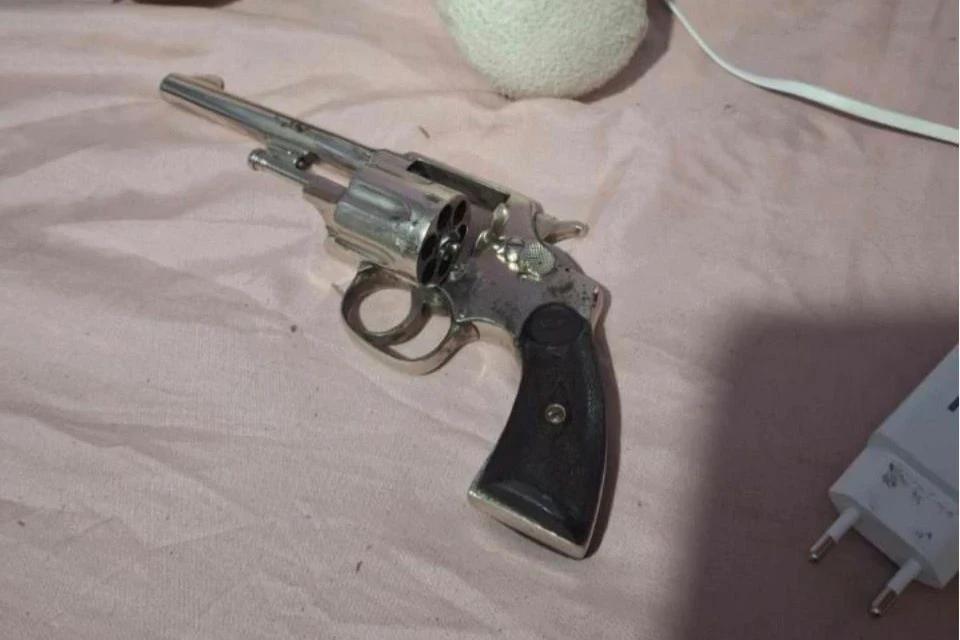 Polícia encontra arma em urso de pelúcia e prende mãe de ex-aluna em Criciúma