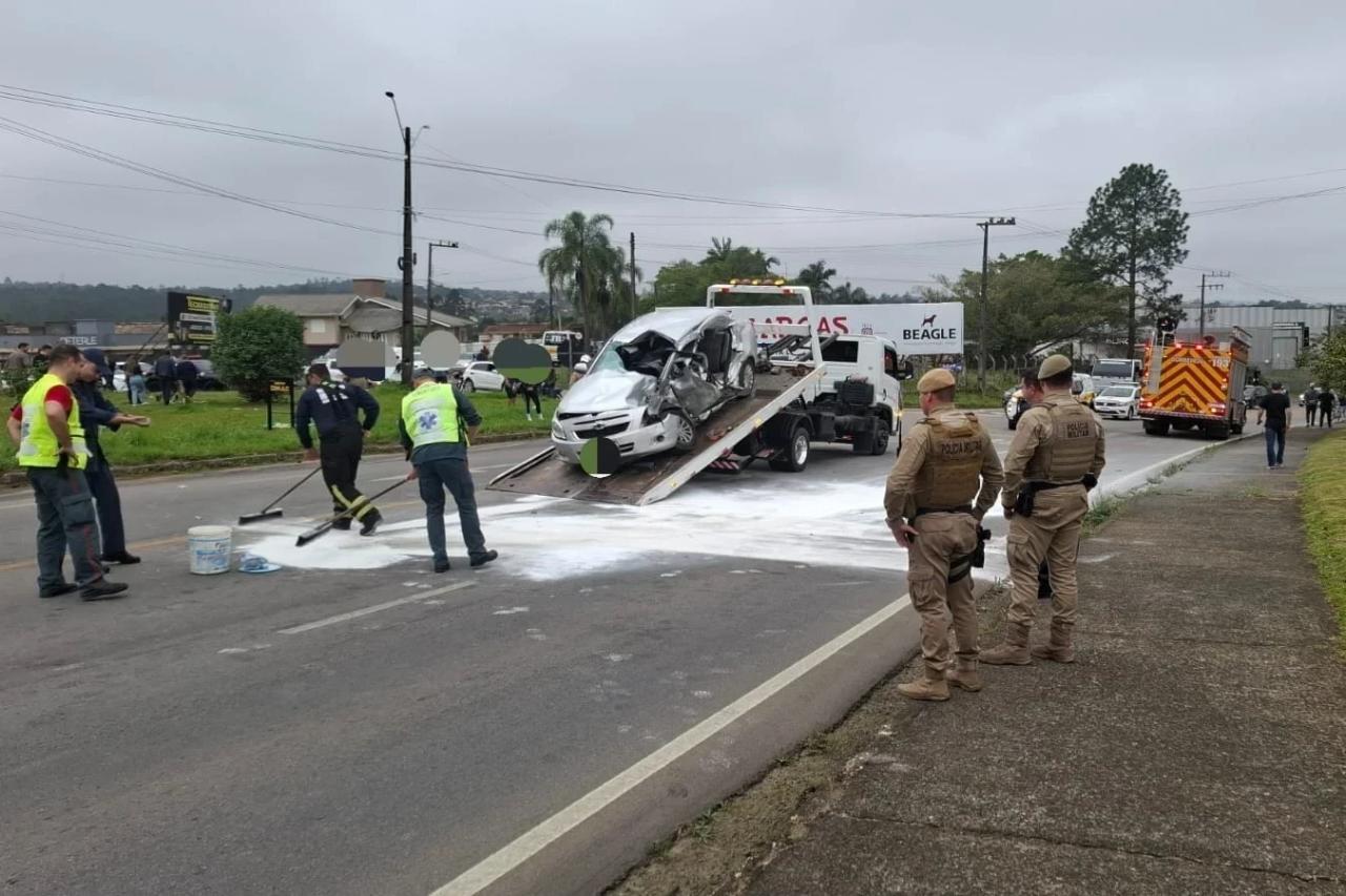 Video: Homem fica ferido em colisão entre carro e caminhão em Criciúma