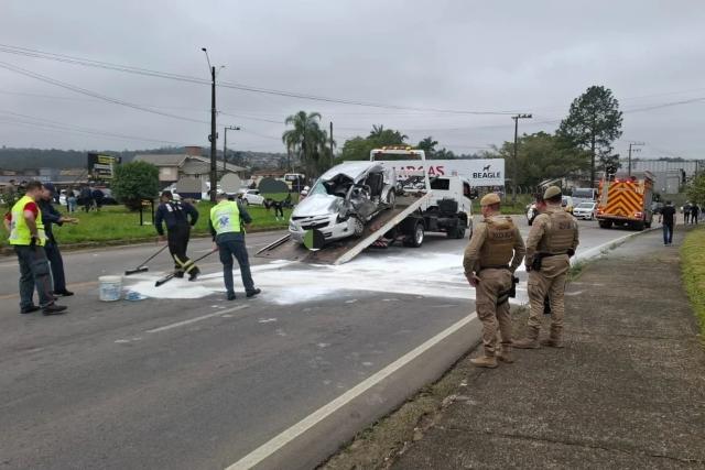 Video: Homem fica ferido em colisão entre carro e caminhão em Criciúma
