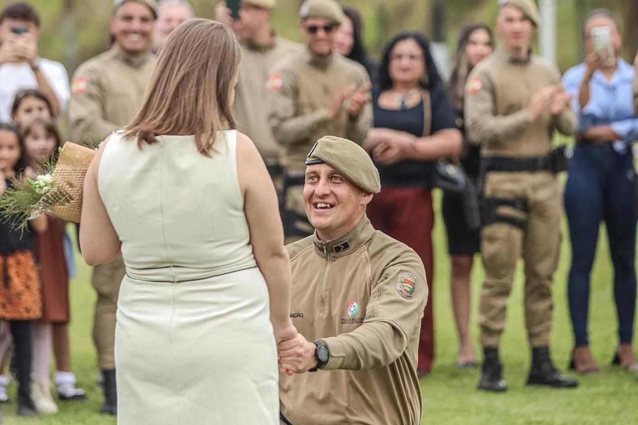 Vídeos e fotos: pedidos de casamento marcam formatura de novos soldados da PM em Criciúma