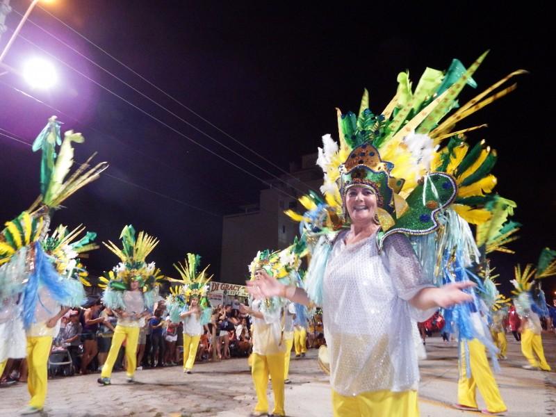 Escolas de samba e blocos de carnaval abrem espaço para foliões