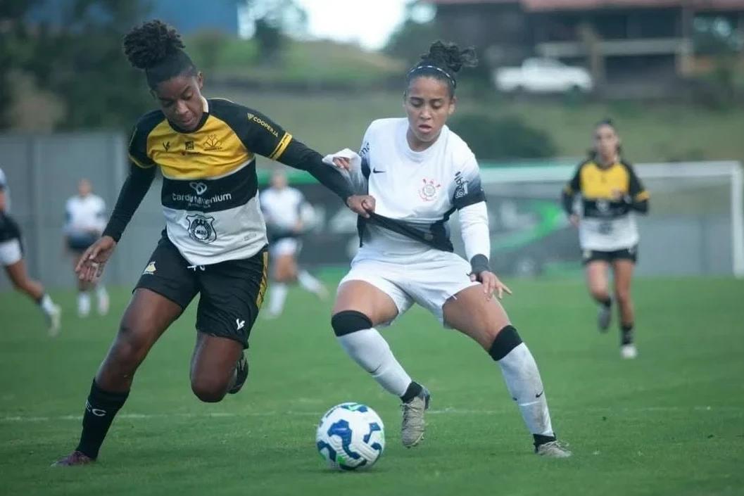 Meninas Carvoeiras perdem por goleada na estreia do Campeonato Brasileiro