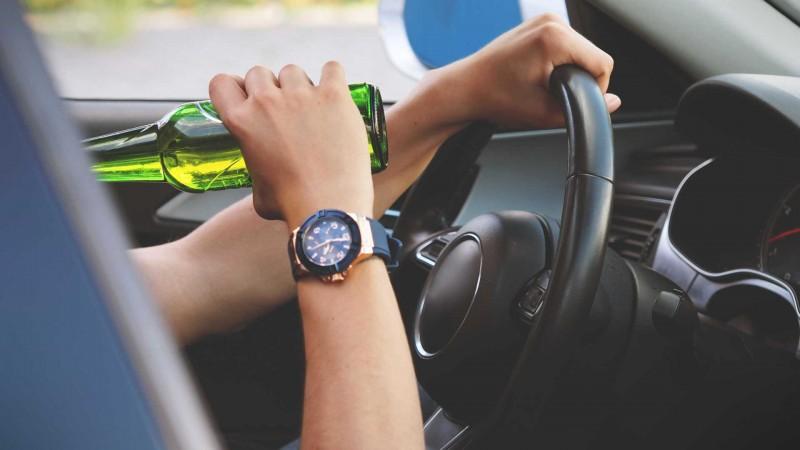 Motorista embrigado causa acidente de trânsito